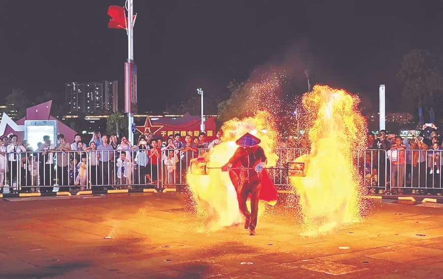 于都打铁花非遗展演。