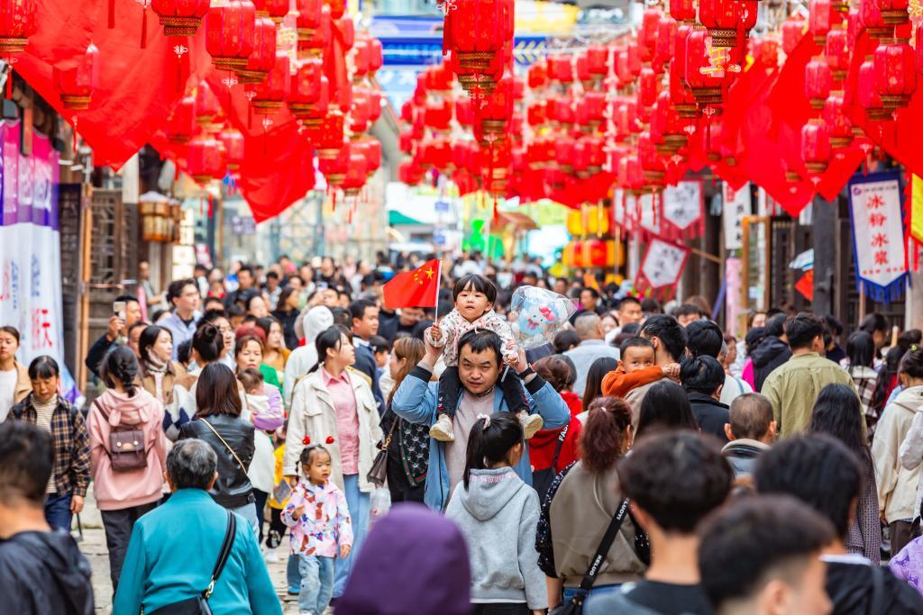 10月2日，游客在贵州省安顺市西秀区安顺古城历史文化街区游玩。新华社发（陈熙摄）