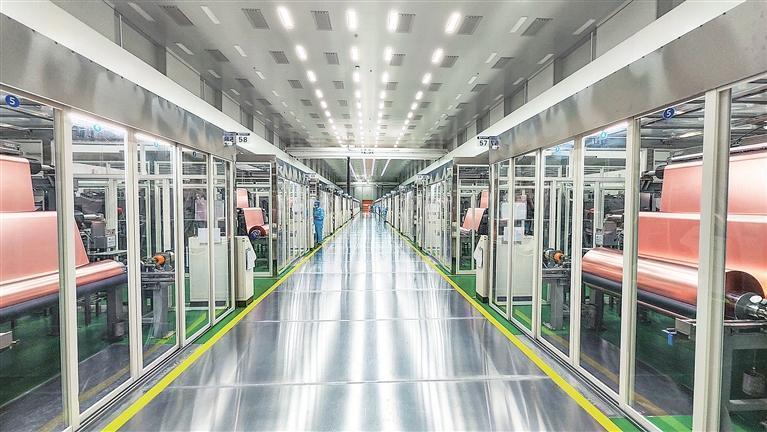 甘肃德福新材料有限公司生产车间 兰州新区报记者 祁瑞龙 摄