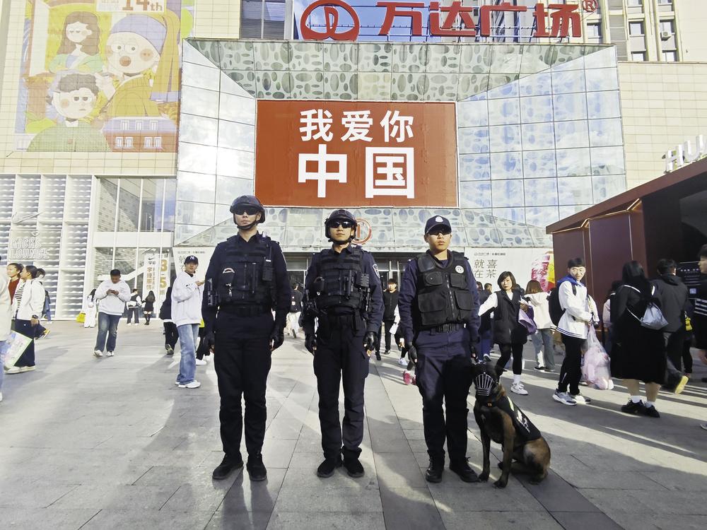 10月7日上午，民警在红旗街万达广场执勤。 （图片由市公安局宣传处提供）