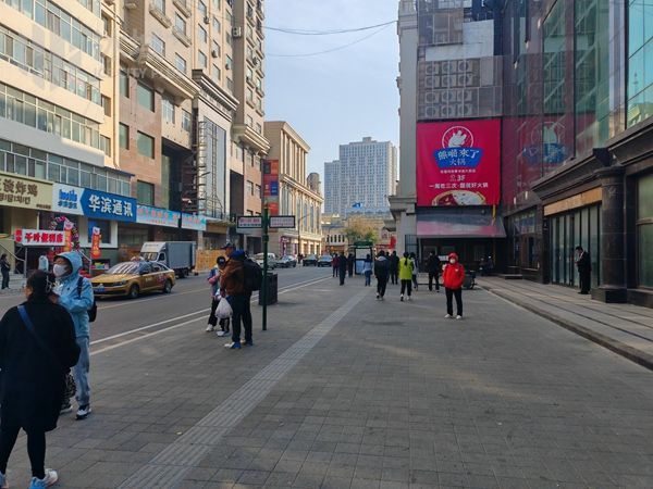 整饬一新的霞曼街,人车行道宽敞畅行。