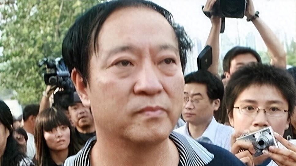 75岁牛群近况曝光，妻离子散住破旧小区，裸捐之后生活穷困潦倒