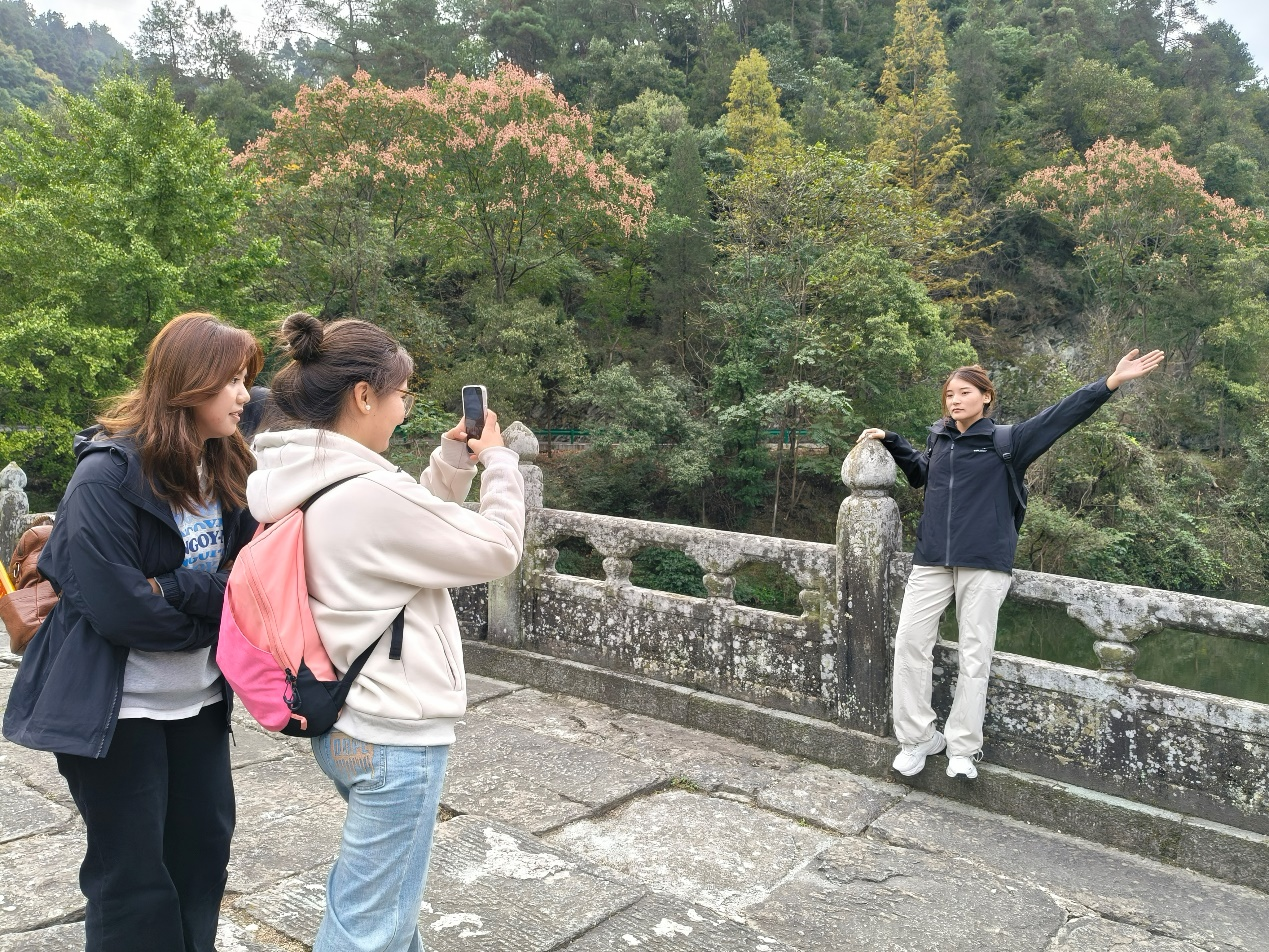 武当山逍遥谷景区国庆假期受热捧