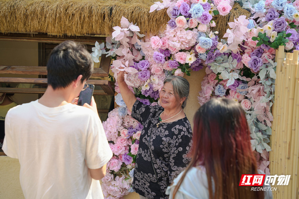 游客在花财生活艺术馆打卡