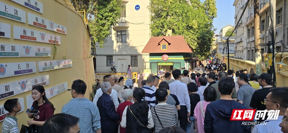 保卫里文化创意街区主入口人潮涌动