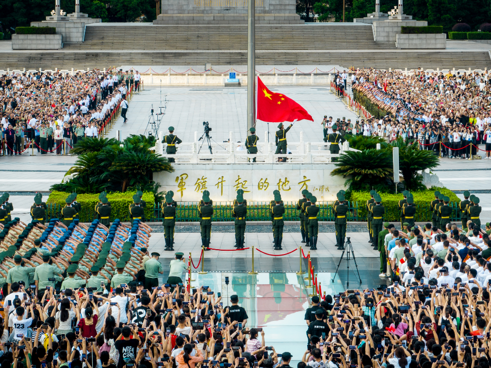 南昌八一广场国庆升旗仪式。游华/摄