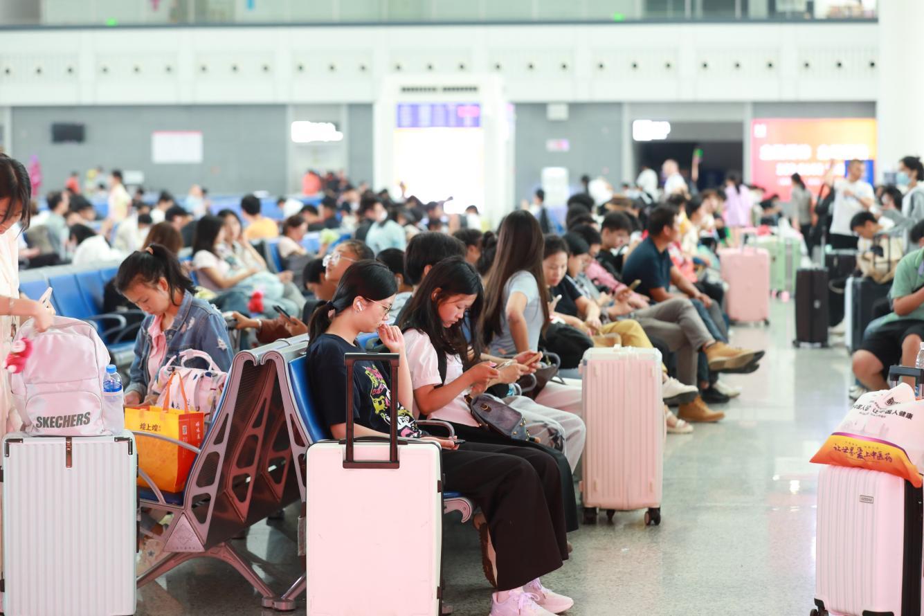 赣州西站，返程旅客正在候车。 邹阳 图