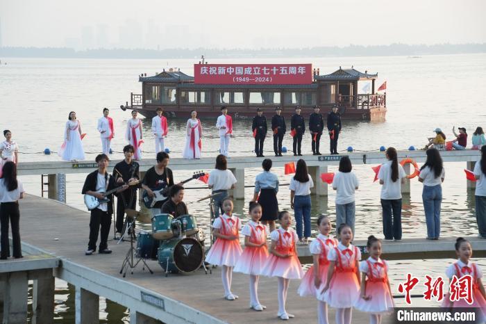 图为东湖国庆日出歌会活动现场。　武汉东湖风景区供图