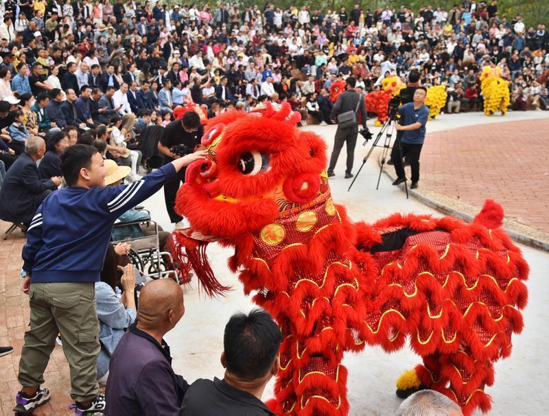 小朋友与舞狮互动。