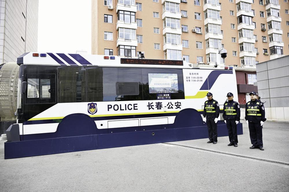 长春市公安局街面警务站的民警在国庆假期坚守岗位，服务群众。 赵滨 摄