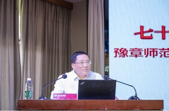 豫章师范学院党委书记赵恒伯为大学生讲授思政课