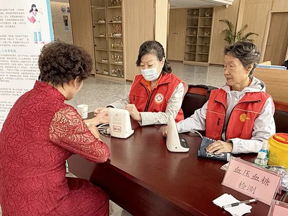 青岛西海岸新区中心医院“重阳秋色暖 医心情更浓”重阳节义诊活动圆满落幕