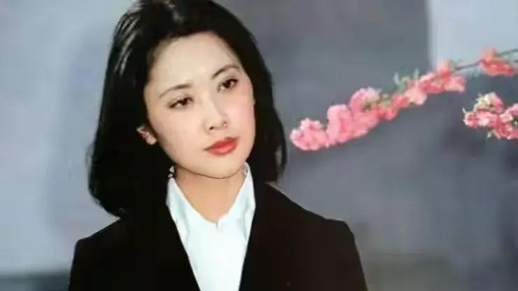 她是中国第一美女，至今没有子女，如今72岁仍美得令人羡慕