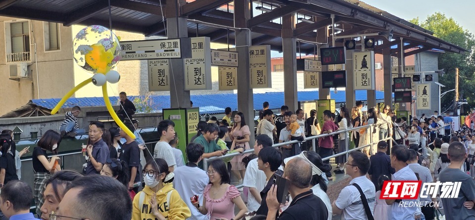 微缩版的火车站月台吸引人们拍照打卡