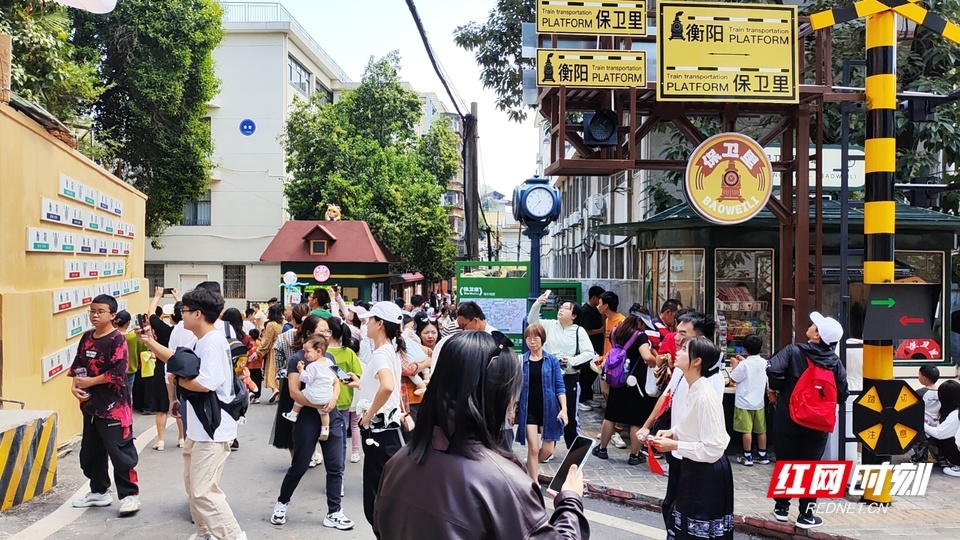 保卫里文化创意街区游人如织