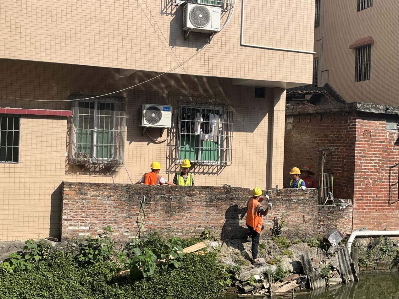 图为:整治现场拆除北岸违建。