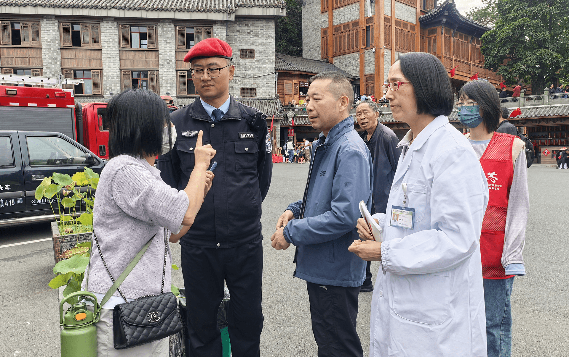 工作人员热情服务游客（刘雪琴 拍摄）