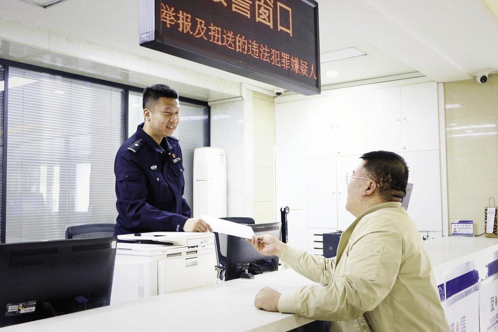 国庆假期，长春市公安局经开区公安分局珠海路派出所民警接待办事群众。 （图片由市公安局宣传处提供）