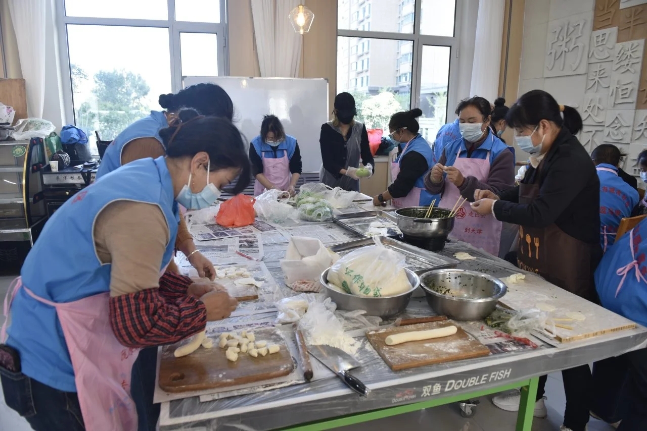 九九重阳日浓浓敬老情　华亭为银发族花式过节