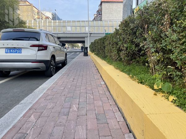 民益街人行道拓宽,花坛刷漆。