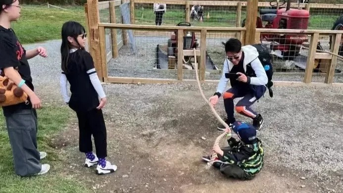 撒贝宁一家回加拿大省亲，他陪儿子玩一脸慈爱，李白皮肤大不如前封面图