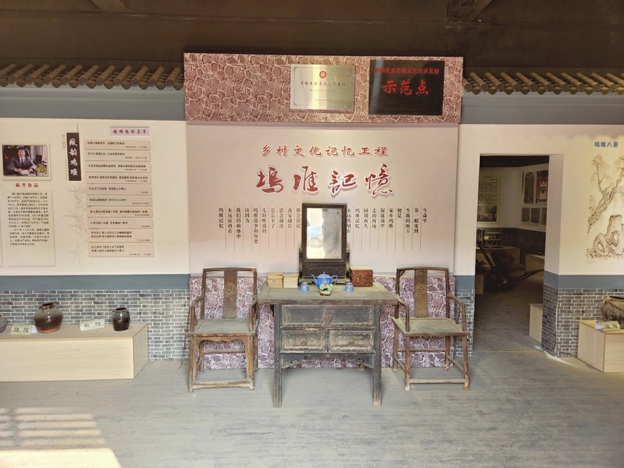 坞堆村乡村文化记忆展馆　　太阳乡坞堆村是运城市文化产业特色村，该村的乡村文化记忆展馆坐落于坞堆村村北，占地460平方米，展馆从史话坞堆、风韵坞堆、人文坞堆、产业坞堆四部分展示了坞堆村富有地域特色和群体记忆的文化遗产。
