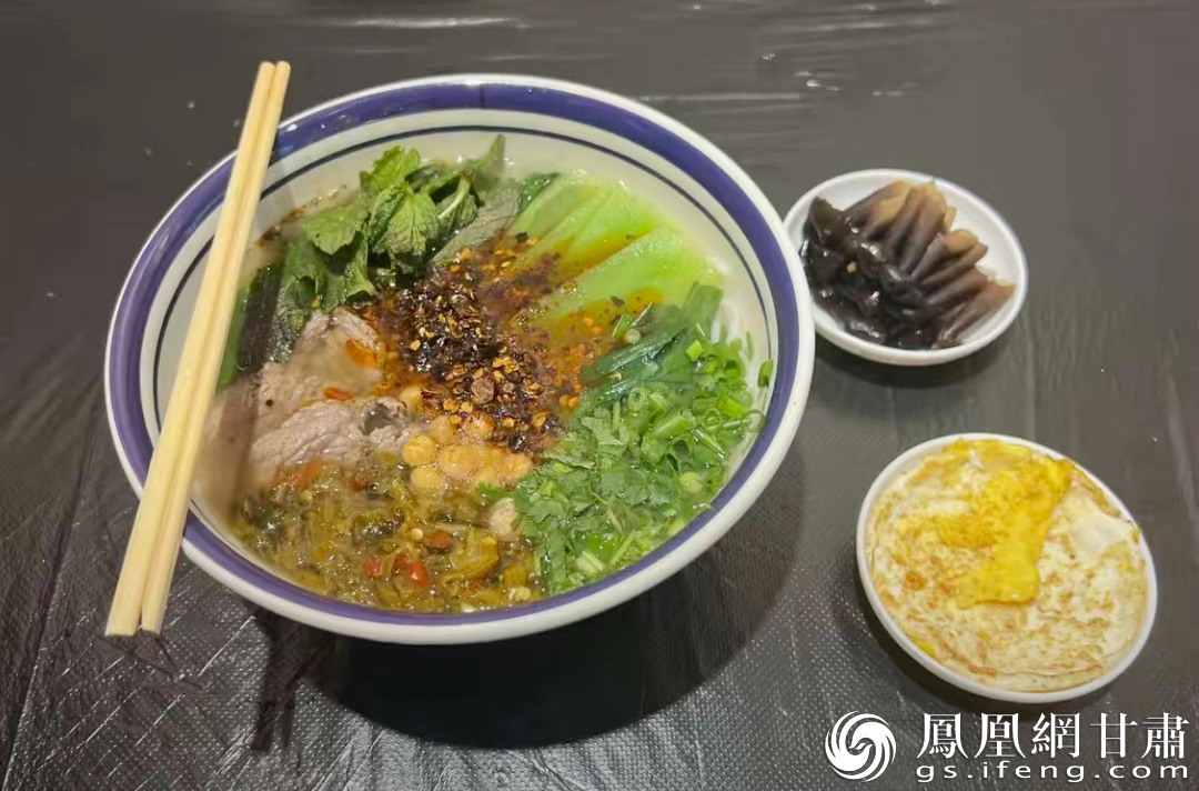 云南米线搭配甘肃的蔬菜、牛肉、大肉酱，鲜美可口让人欲罢不能。图源自网络