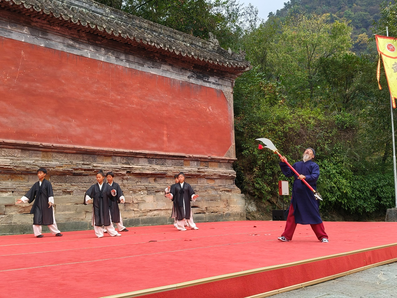 武当山逍遥谷景区国庆假期受热捧