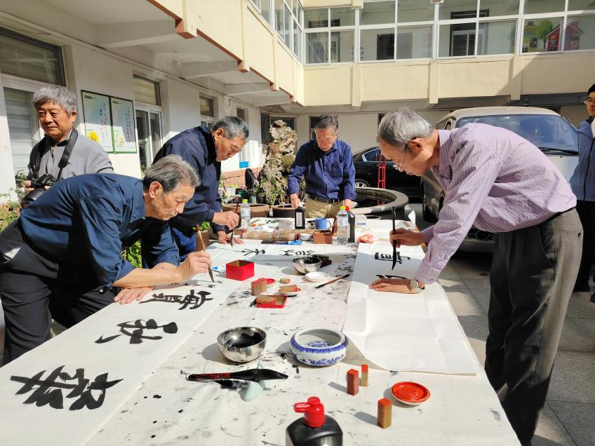 台东街道老干部党委开展“丹桂飘香  幸福入心”书法笔会