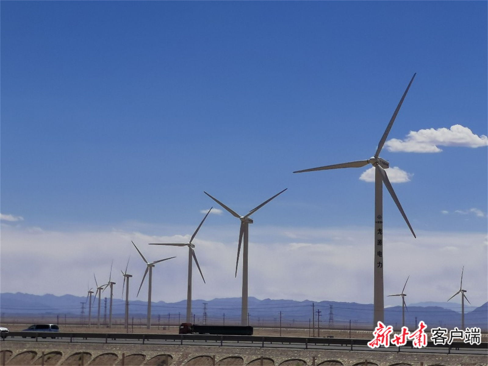 位于甘肃玉门的风电基地　新甘肃·甘肃日报记者　王占东　摄