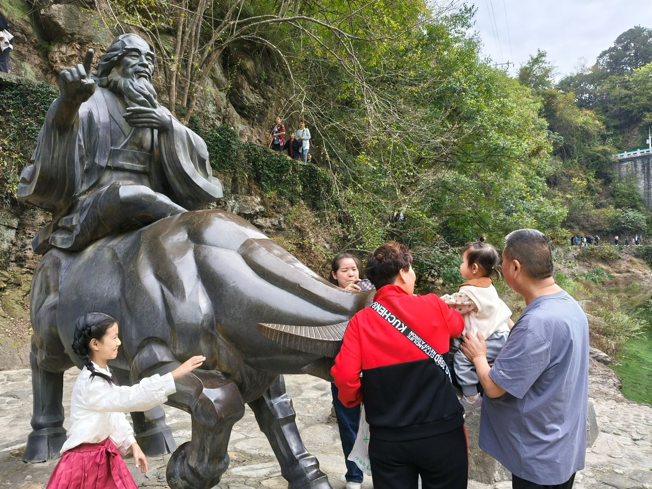 武当山逍遥谷景区国庆假期受热捧