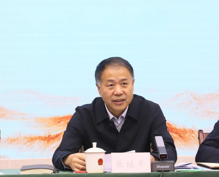 10月8日，县委农村工作暨实施乡村振兴战略领导小组2024年10月巩固拓展脱贫攻坚成果同乡村振兴有效衔接工作调度会召开。这是县委书记张继军讲话。夏一文 摄