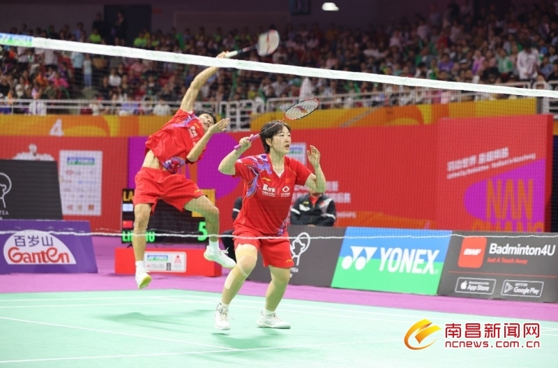 中国队组合林祥毅、刘圆圆在2024世青赛混双比赛中。在当天的比赛中，他们获得了冠军。洪观新闻记者 喻云亮 摄