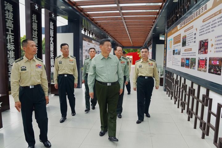 10月17日，中共中央总书记、国家主席、中央军委主席习近平到火箭军某旅视察。这是习近平察看该旅军史长廊。新华社记者 李刚 摄