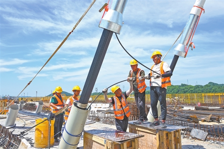 7月8日，施工人员在挂设斜拉索，做好前期准备。