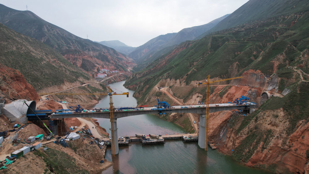 10月12日拍摄的建设中的兰合铁路本池沟大桥（无人机照片）　新华社记者　陈斌　摄