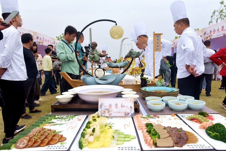 10月11日，2024第二届洛阳“嵩州药膳宴”大赛现场。