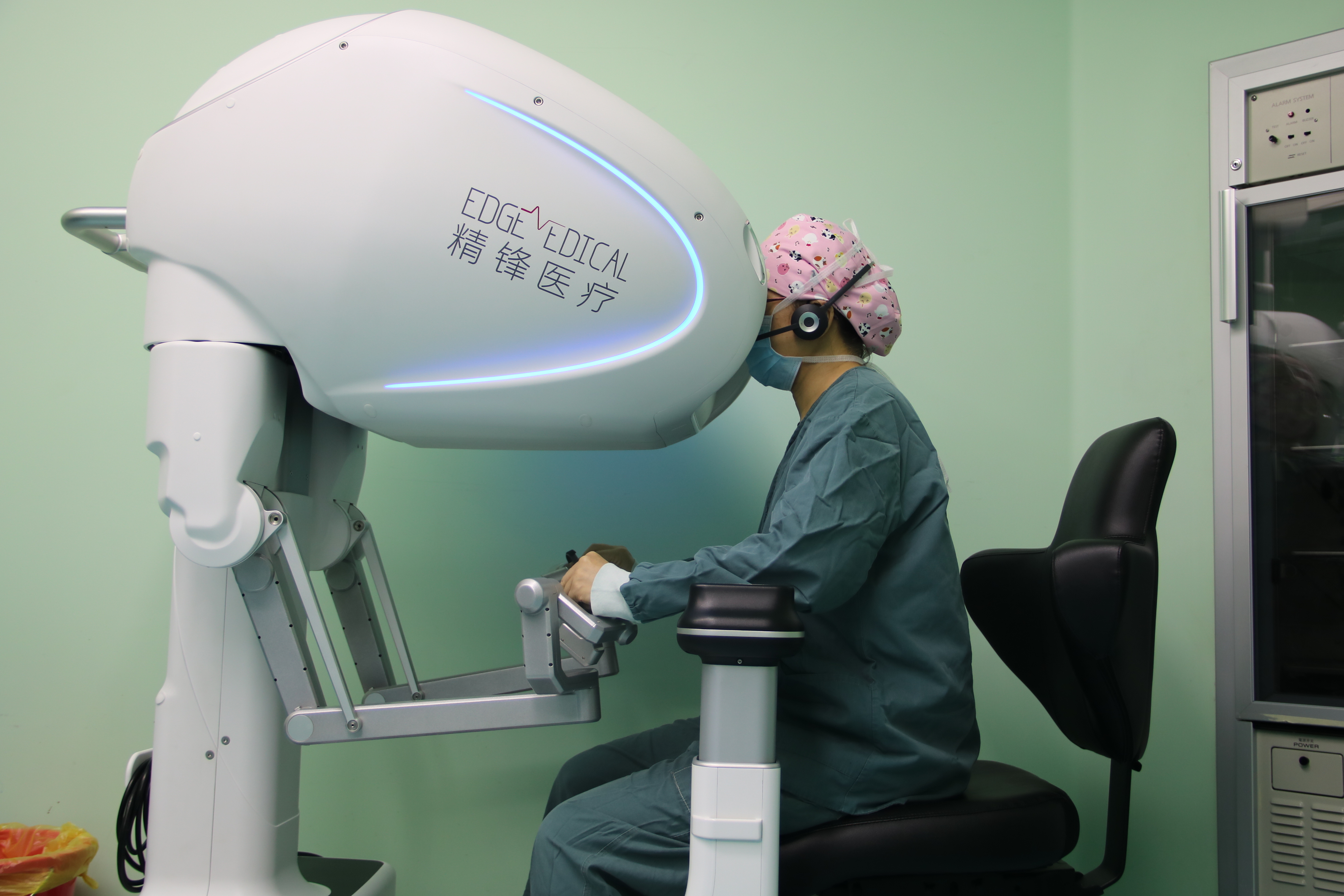 国产机器人直播首秀！妇科团队单孔机器人v-NOTES亮相