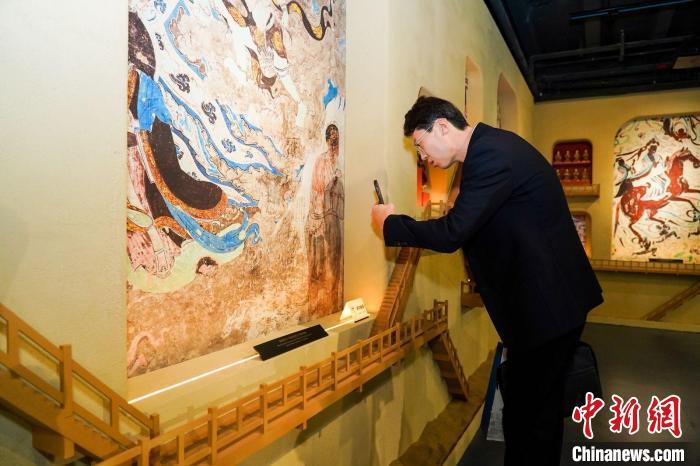 10月15日，“跃动千年 敦煌印记”敦煌壁画中的体育文化主题展在沪启动。(上海市体育局供图)