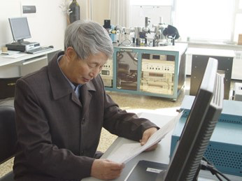 应用光学专家、中国科学院院士陈星旦