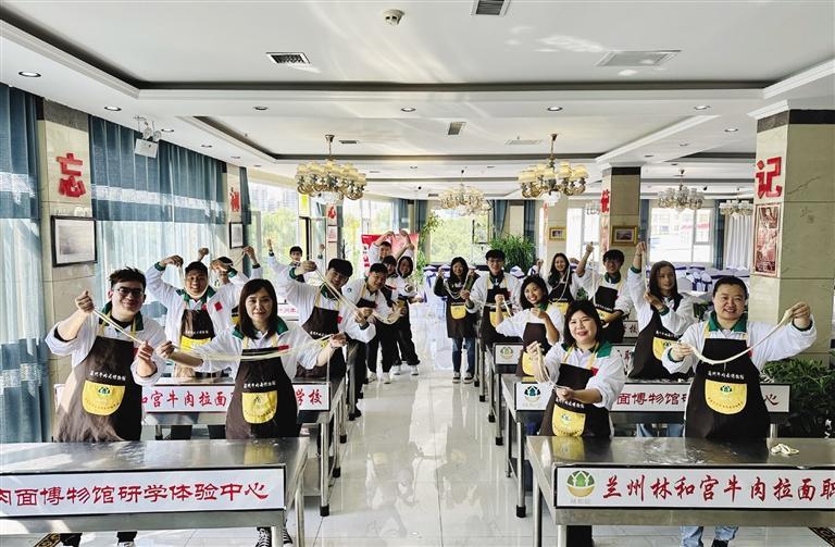 图为在拉面师傅的指导下，澳门青年亲手拉制面条，体验了从和面、揉面到拉面、煮面的全过程。