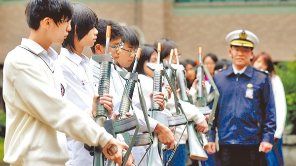 要把學生送上戰場？傢長人心惶惶，臺當局緊急叫停“青年服勤同意書”