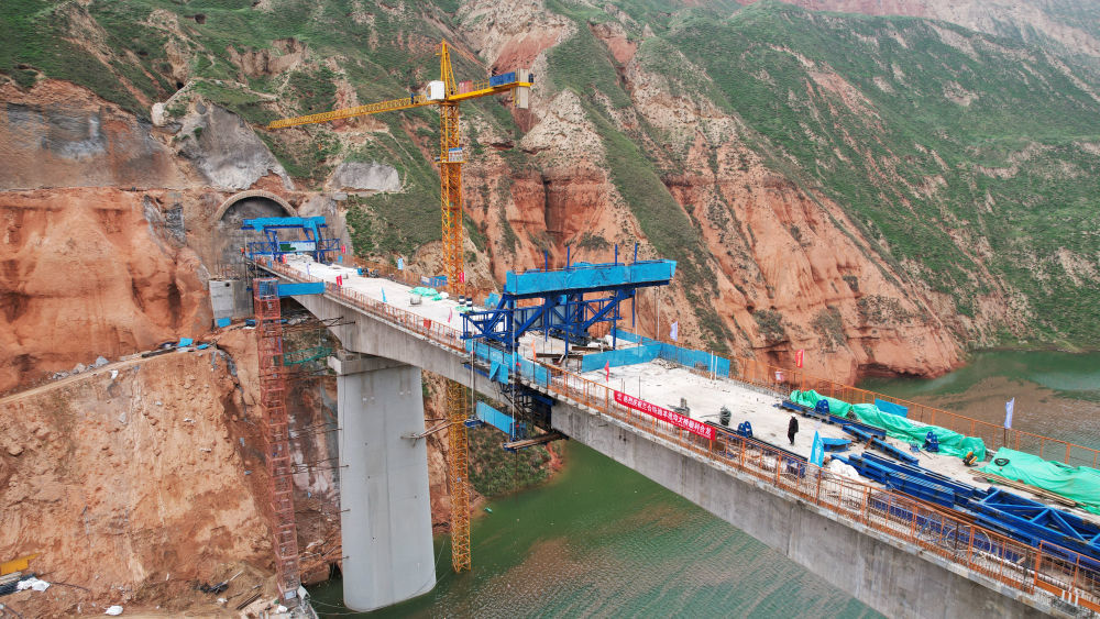 10月12日拍摄的建设中的兰合铁路本池沟大桥（无人机照片）　新华社记者　陈斌　摄