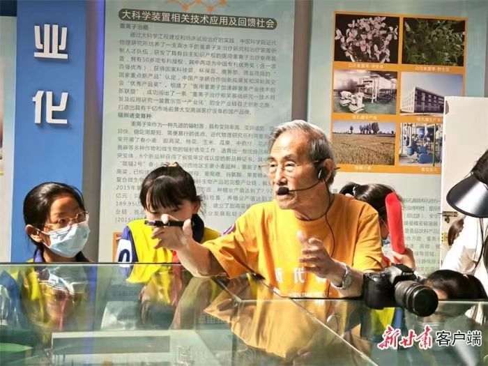 侯明东在科学公众日上做特约讲解员（新甘肃&middot;甘肃日报记者　吴涵　摄）