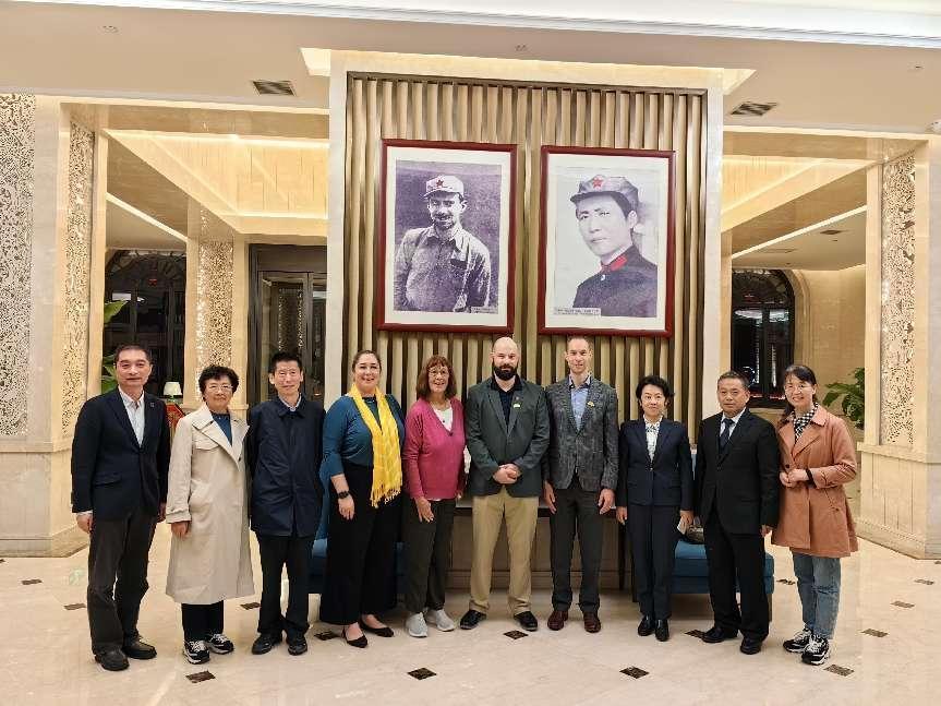 左起：重庆市外办二级巡视员马勇、原延安革命纪念馆副馆长霍静廉、原延安市政协副主席申延生、美军观察组成员多姆克外孙女莎拉·斯特林、美军观察组成员多姆克女儿葆拉·斯特林、史迪威将军外曾孙大卫·邦斯、史迪威将军外曾孙安德鲁·邦斯、延安市友协专职副会长兼秘书长袁媛、红星园创始人马逸飞、延安大学历史文化学院教授赵红