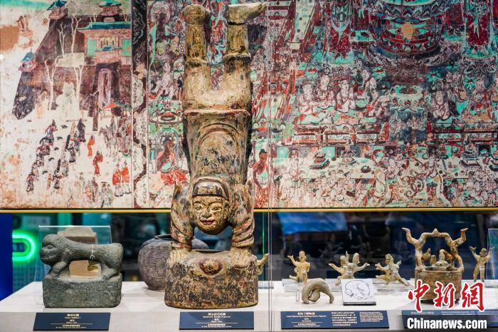 10月15日，“跃动千年　敦煌印记”敦煌壁画中的体育文化主题展在沪启动。(上海市体育局供图)