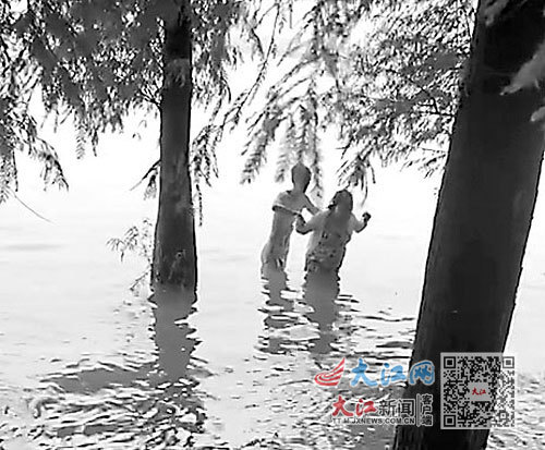 傅旺平正在施救