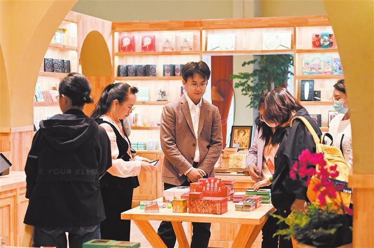 采访团来到敦煌印局调研采访