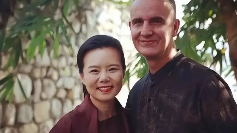 龚琳娜宣布与德国丈夫离婚，结婚20年曾是爱情童话，男方为她创作《忐忑》封面图