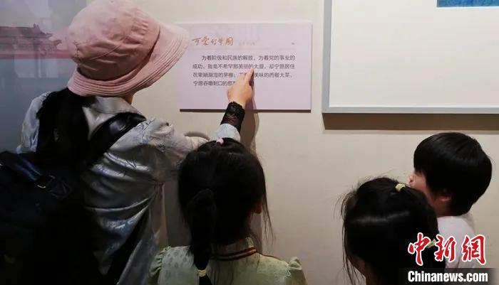 小朋友认真阅读《可爱的中国》连环画文字。 主办方供图